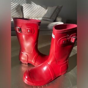Hunter Red Boots - Size 8. Pre-owned boots are in good condition
